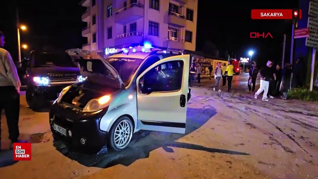 Sakarya'da otomobil park halindeki ticari araca çarptı