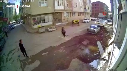 Son anda kurtuldular! Vatandaşların düşen parçalardan kaçış anları kamerada