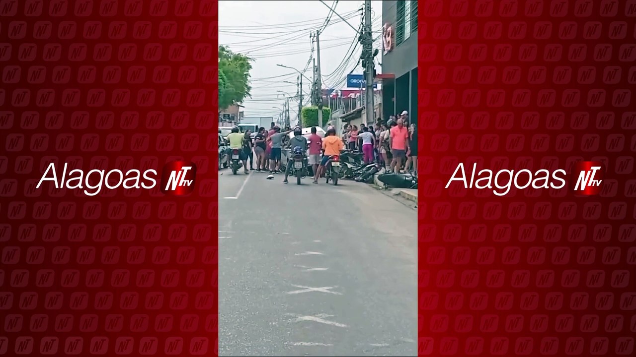 Colisão entre dois veículos provoca danos a motocicletas estacionadas em Arapiraca