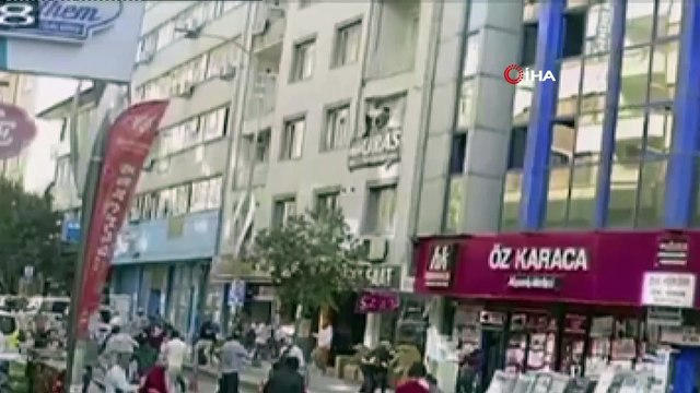 Depremden korktu, balkondan böyle atlamaya çalıştı! İşte o anlar...