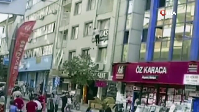 Depremden Ayrıntılar Gelmeye Devam Ediyor: Bir Yurttaş Balkondan Atlamaya Çalıştı