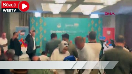 Belediye başkanı, depreme basın toplantısında yakalandı