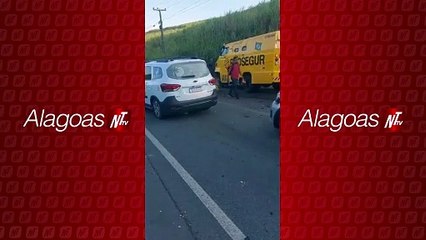 Colisão entre carro de passeio e carro-forte deixa três mortos na AL-413 em São Luís do Quitunde