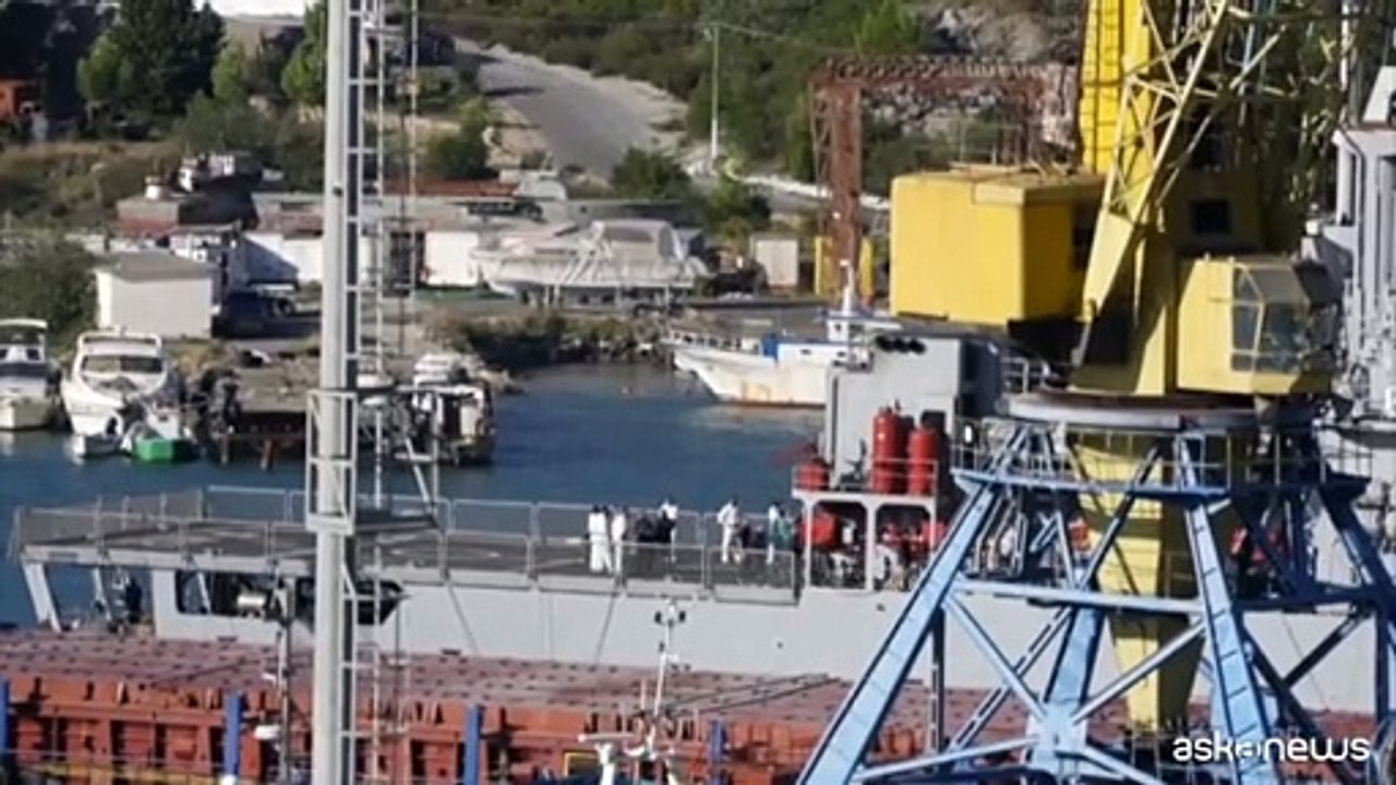 Albania, i 16 migranti lasciano la nave Idra per registrarsi