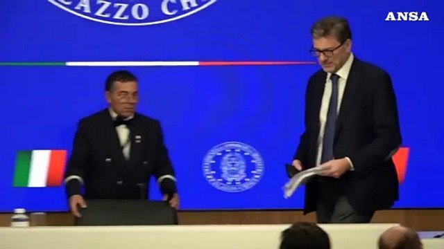 Si rompe un bicchiere alla conferenza stampa sulla manovra, Giorgetti: Porta bene?