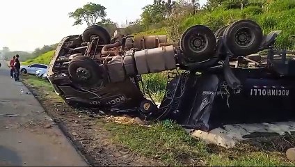 Caminhão carregado com açúcar capota na rodovia Bandeirantes