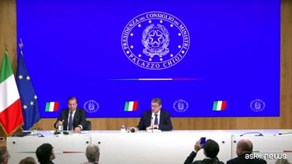 Si rompe un bicchiere in conferenza stampa, Giorgetti: "Porta bene?"