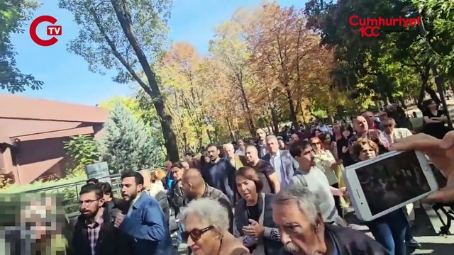 Fernas madencileri gözaltından çıkmalarının ardından nöbete devam etmek istedi ancak polis işçilerin Kurtuluş Parkı'nda kalmasına ve açıklama yapmasına izin vermedi