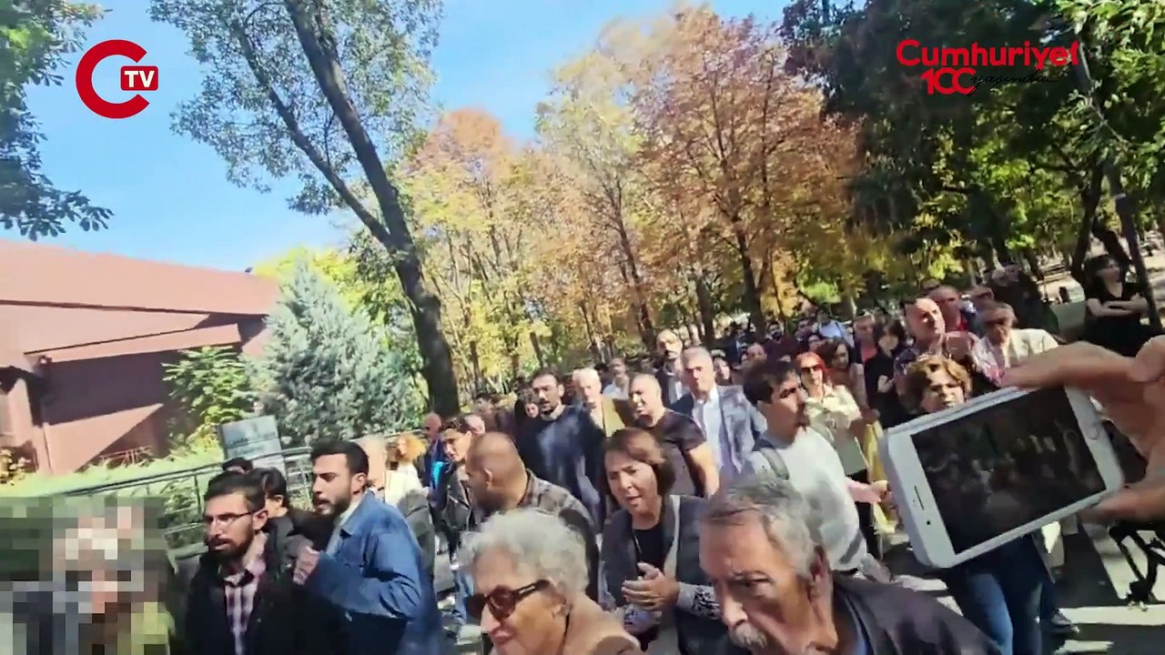 Fernas madencileri gözaltından çıkmalarının ardından nöbete devam etmek istedi ancak polis işçilerin Kurtuluş Parkı'nda kalmasına ve açıklama yapmasına izin vermedi