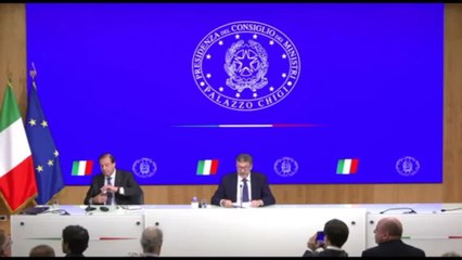 Si rompe un bicchiere in conferenza stampa, Giorgetti: "Porta bene?"