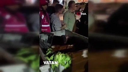 Beylikdüzü’nde bir grup genç uygunsuz hareketler sergileyen şahsı çöpe attılar