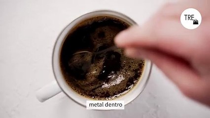 Llevas años usando mal el microondas para calentar el café. Hay que meter una cucharilla metálica al hacerlo por esta razón