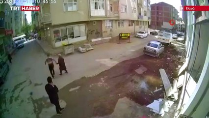 Depremde binanın çatısından düşen parçaların altında kalmaktan son anda kurtuldular