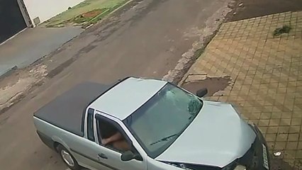 Homem pelado rouba carro, bate contra mudo e foge a pé