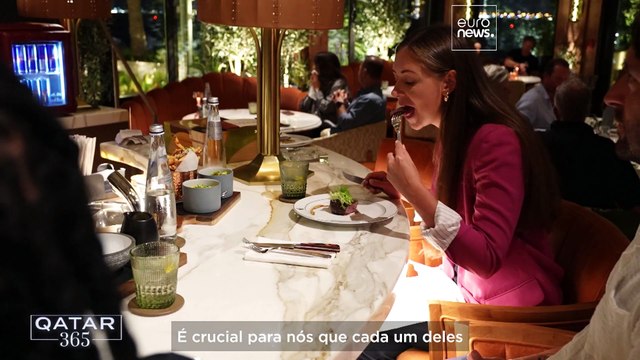 O mundo do entretenimento do Catar: comédia stand-up e refeições requintadas acompanhadas de música