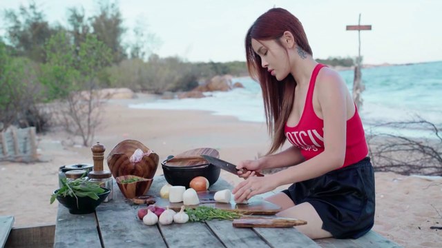 SURVIVAL ALONE - YOUNG GIRL BATHING ALONE AND SOLO CAMPING IN THE BEACH _ Living Alone In The Beach