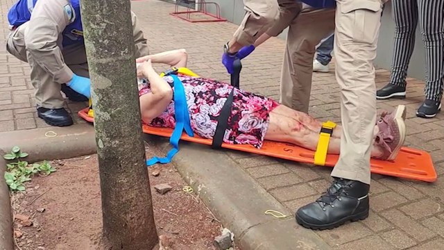 Idosa tropeça em buraco, cai e fica ferida na Rua Paraná