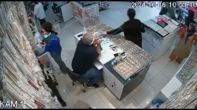 Forte scossa 5.9 in Turchia, la paura e la fuga in strada