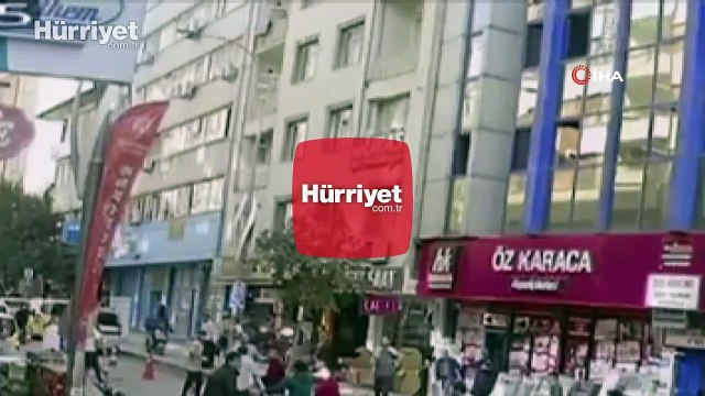 Deprem anında korkuyla balkondan atlamaya çalıştı! O anlar kamerada