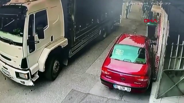 Hareket eden kamyonunu peşinden koşup durdurdu; o anlar kamerada