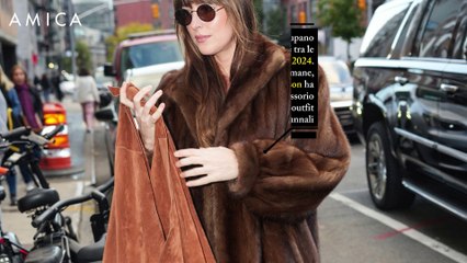 Il colpo di fulmine di Dakota Johnson per la borsa in suede in 4 look