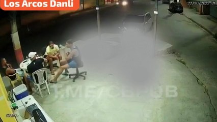 Скачать видео: Hombre se defiende de ataque de ladrones