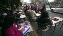 دروس في الشوارع.. طلبة الجامعات في الأرجنتين يحتجون على 
