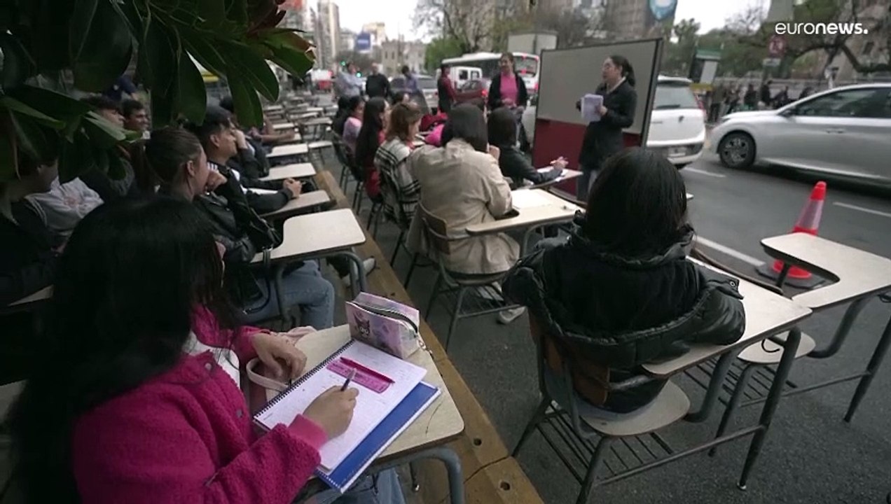 دروس في الشوارع.. طلبة الجامعات في الأرجنتين يحتجون على "فيتو" الرئيس ميلي