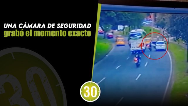 Conductor abrió la puerta en plena autopista y tumbó a motociclista que murió aplastado por un bus