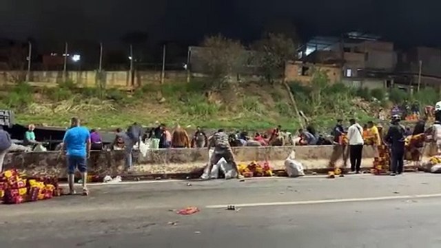 Carga de cerveja é saqueada após caminhão tombar em rodovia
