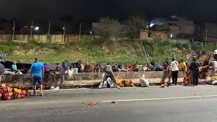 Carga de cerveja é saqueada após caminhão tombar em rodovia