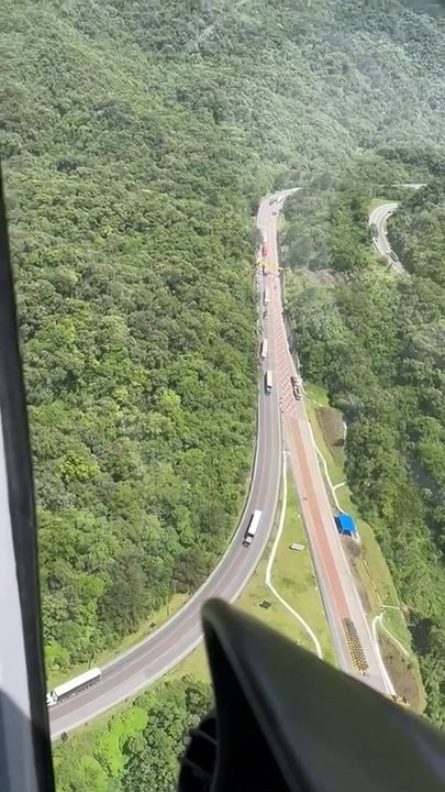 Engavetamento entre quatro caminhões e um carro interdita BR-376 sentido SC, diz concessionária
