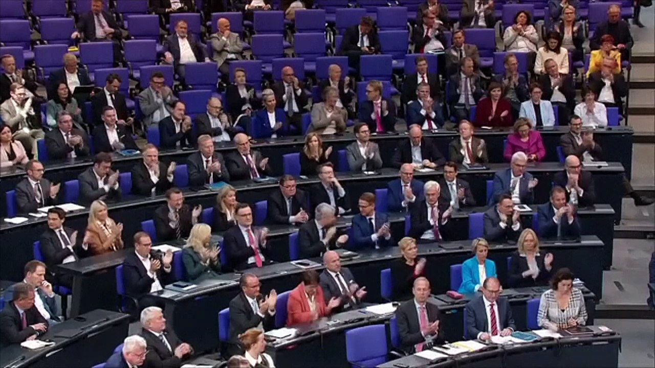 Scholz 'mit dem Rücken zur Wand'? Wahlkampf erreicht Bundestag