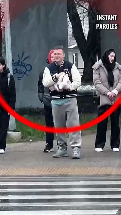 Cet homme renverse toutes ses pommes sur la route puis reçoit un soutien inattendu