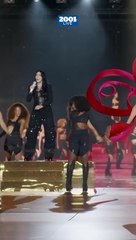 Cher llegó al desfile de Victoria´s Secret acompañada de su joven novio