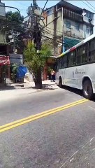 Criminosos sequestram ônibus e bloqueiam Estrada do Itanhangá