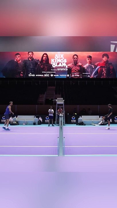 Nadal deslumbra con sus habilidades futbolísticas en una pista de tenis