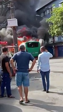 Vândalos tocam fogo em ônibus no IAPI