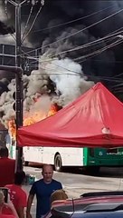 Ônibus é incendiado no IAPI após morte de jovem em ação policial