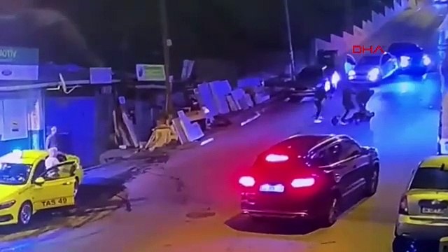 İstanbul-Beyoğlu'nda polisten kaçan şüphelilerin yakalandığı an kamerada