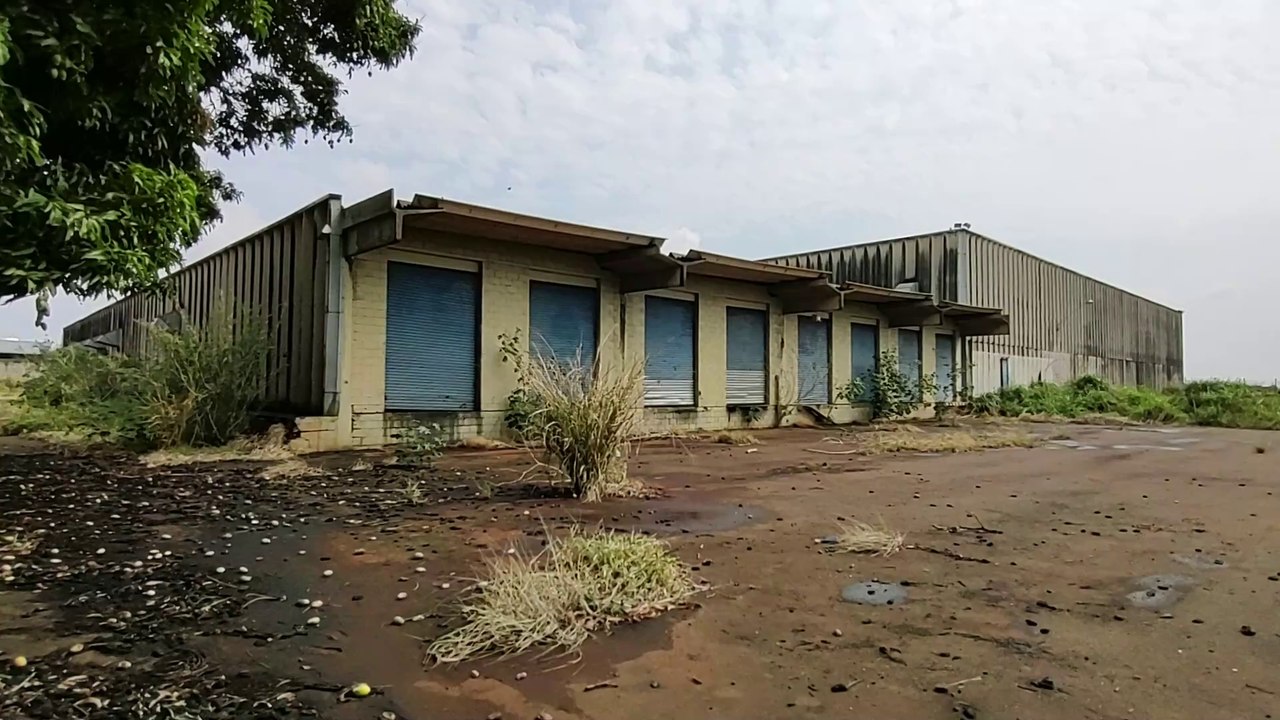PARECIA UMA PESSOA, TOMEI UM SUSTO GRANDE DENTRO DO GALPÃO ABANDONADO