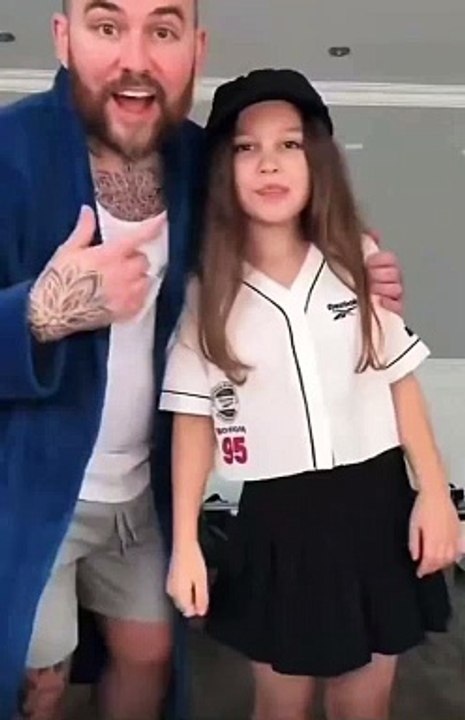 "C'est un détraqué" : un père de famille pris à partie après avoir publié une vidéo de sa fille transgenre âgé de 10 ans !