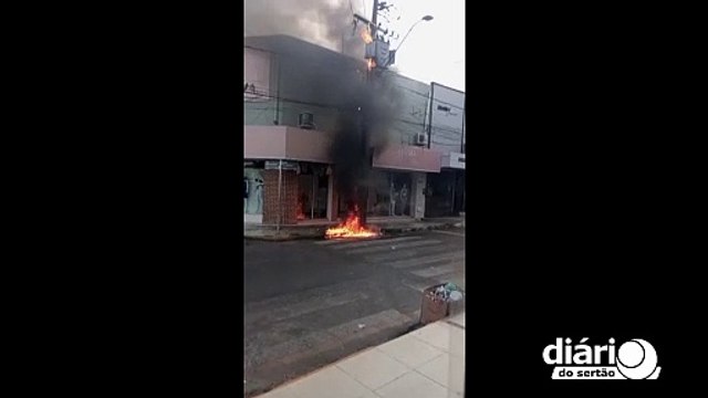 Poste pega fogo e assusta pedestres e comerciantes no Centro de Cajazeiras
