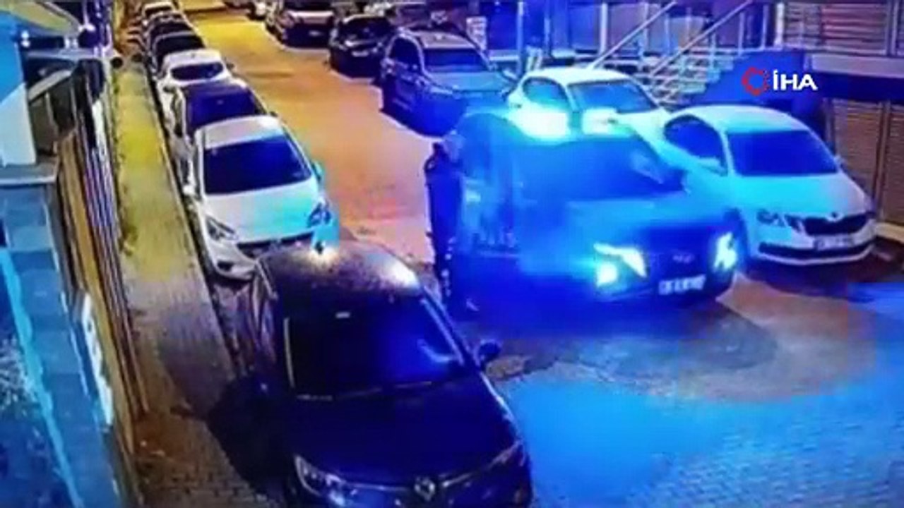 Yere Düşen Türk Bayrağını Alan Polis Kalpleri Isıttı