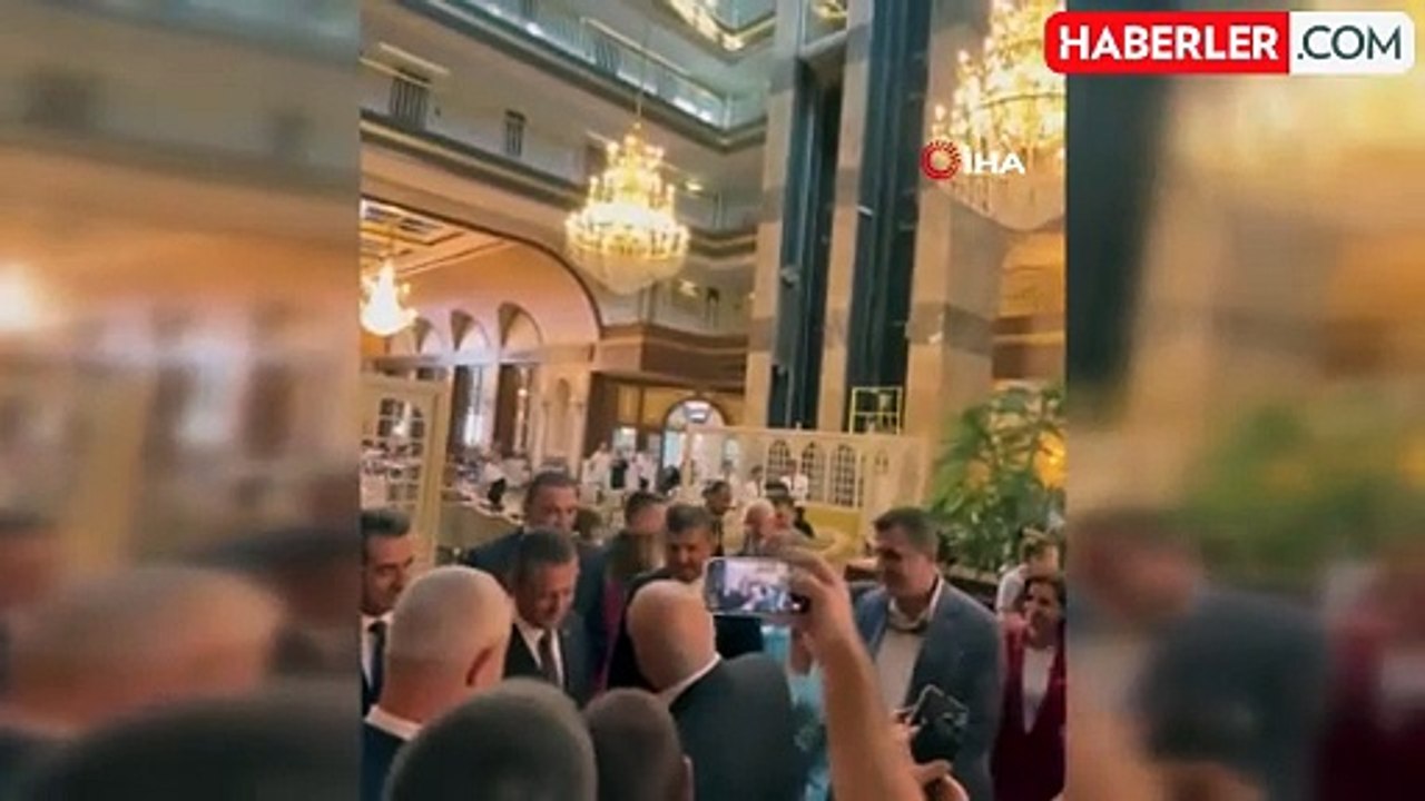 CHP Genel Başkanı Özgür Özel'e El Yazması Kur'an-ı Kerim Hediye Edildi