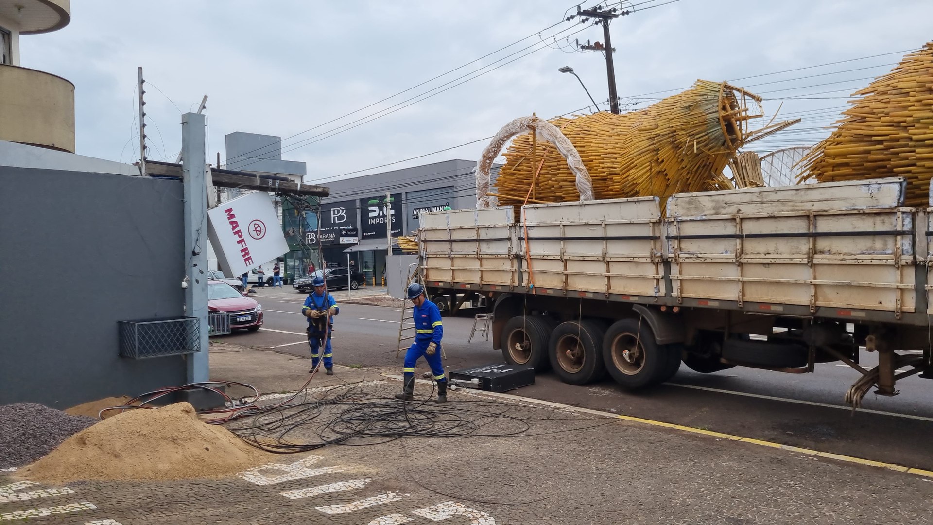 Capivara perdeu a cabeça: Caminhão com decoração natalina se enrosca em fios de energia na Rua Paran