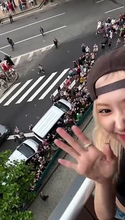 Rosé, do BLACKPINK, atende fãs no Rio de Janeiro