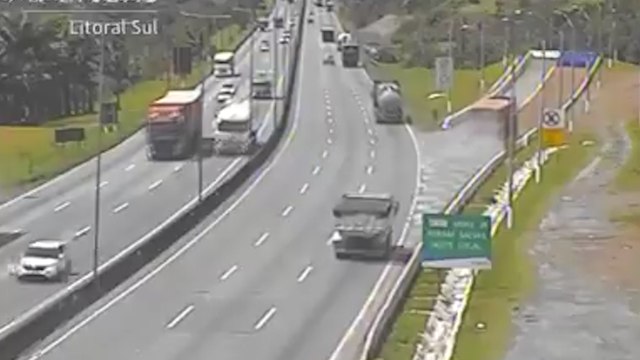 Caminhão perde freios em rodovia do Paraná e motorista evita acidente grave “por pouco”; assista ao vídeo