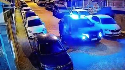 Türk polisi, bayrağı yerde bırakmadı