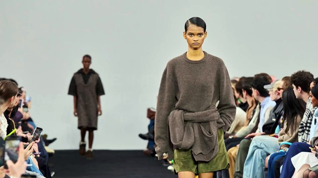 Come indossare il maglione oversize: i look dalle sfilate A/I 2024